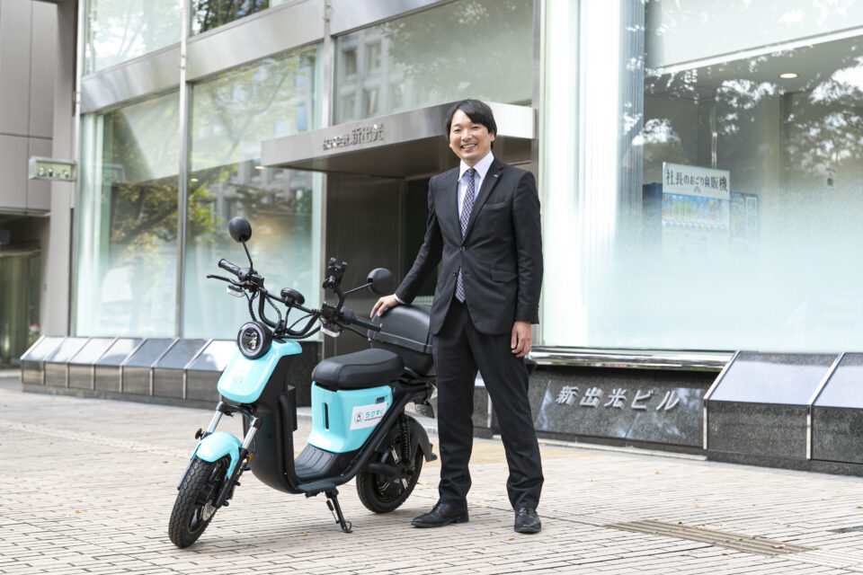 福岡で広がるシェアEVスクーター「ラクすく」 発案者はガソリンスタンド元店長だった